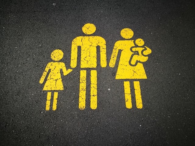 Familie mit zwei Kindern in gelb auf den Asphalt gesprüht